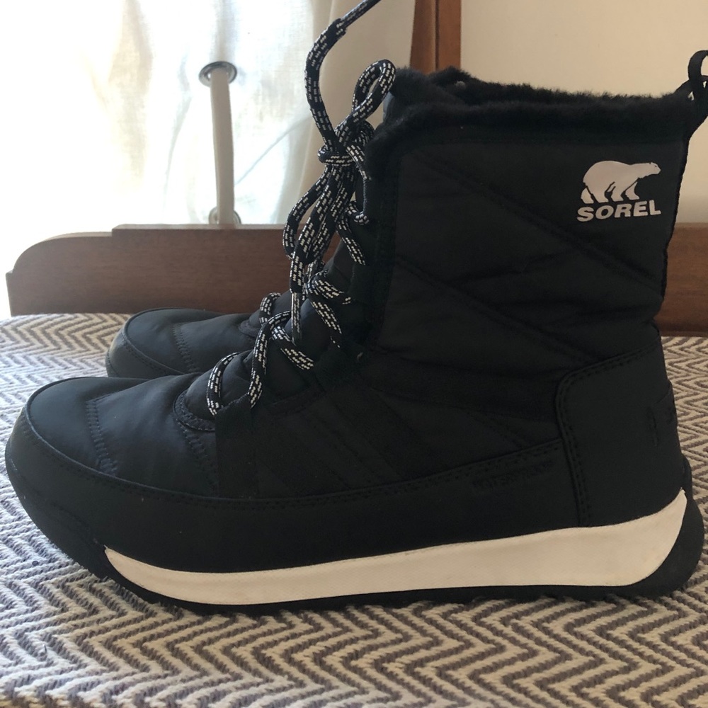 Sorel Whitney II short winter snow boot. Women’s 10